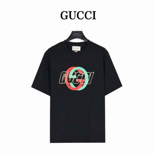 gucci 古驰 双G互扣Logo发泡印花短袖T恤 早春男装系列以缀饰活力印花的运动单品，迎接温暖季节的到来。 品牌织带继续为整个设计注入复古气息，品牌标识细节