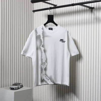 Balenciaga 巴黎世家 24Ss 双B涂鸦字母印花短袖 磨毛质感手感柔软,前后梵文哥特字母搭配整身作旧破碎印花设计 重工洗水款.贴肤舒适, 耐看又好穿