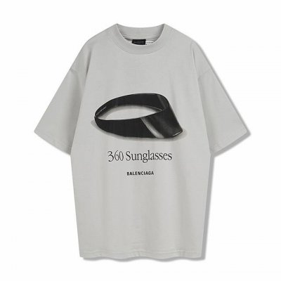 Blcg巴黎360太阳帽子精细数码直喷印花短袖 工艺说明:采用21支精梳赛络纺纱，对板定织加密加厚单面布，无尘烧毛加食毛工艺，洗后无毛绒。洗后克重240克。前后
