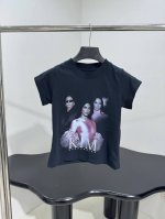 新品Kim Kardashian明星系列 修身 女款 T恤 同源平纹纱线针织面料 定制定染 正面饰Kim Kardashian明星 术作品印花 背面饰以签名印花