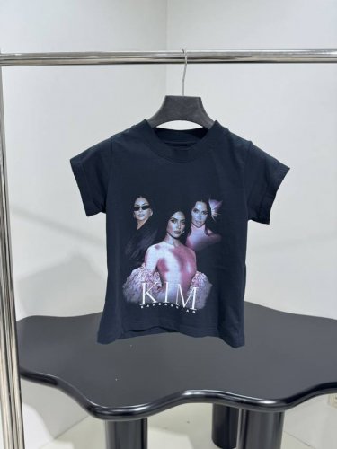 新品Kim Kardashian明星系列 修身 女款 T恤 同源平纹纱线针织面料 定制定染 正面饰Kim Kardashian明星 术作品印花 背面饰以签名印花