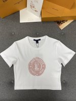 新品上新 短款T恤 这一季度的航海系列款真的太潮太时髦啦 帅气的小粉色 不仅设计要简单实穿 夏季T恤最重要的是舒服 这款衣服最厉害的是它的用料 百分百精梳长绒棉