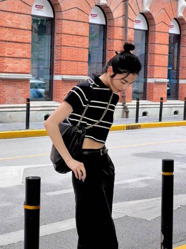 ysl 短款polo衫 点缀条纹 胸部点缀Cassandre刺绣 三粒扣前襟 自带复古感 面料比较细腻柔软 贴身穿都很舒服 现货供应 Sml