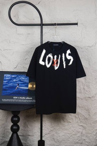 款号 M101 Louis Vuitton 路易威登项链字母胸前经典小刺绣圆领短袖T恤 面料: 300G重磅纯棉 随意对比 采用特定重磅32S精棉平纹针织面料