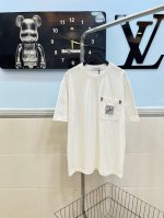 款号143 Givenchy纪梵希2025Ss新款口袋刺绣情侣休闲短袖 采用300G纯棉双纱面料 上身舒适柔软 胸前采用口袋刺绣工艺 看起来立体高端 高版本可随