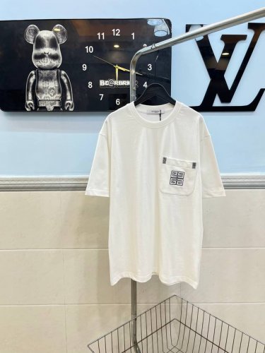 款号143 Givenchy纪梵希2025Ss新款口袋刺绣情侣休闲短袖 采用300G纯棉双纱面料 上身舒适柔软 胸前采用口袋刺绣工艺 看起来立体高端 高版本可随