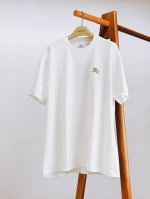 Burberry 巴宝莉 水晶马术装饰T恤 简约而不失格调，尽显经典英伦风范。胸前缀饰同色系人造水晶呈现马术骑士设计 摩登演绎品牌典藏徽章 甄选高支纯棉面料 有