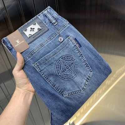 Lv路易威登 2025新品男士牛仔裤 面料弹性好 独家发售 官网同步 时尚优雅 重工艺设计 采用原色酵母水洗工艺 精选进口重磅丹宁牛仔面料 配专柜五金装饰 真皮