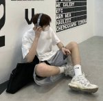 上新 Vans 万斯经典彩虹独角兽短袖T恤 标志性Logo Tee 高密针织圆领设计 平整简约 亲肤透爽 面料的柔软性舒适性无可挑剔 男女均可驾驭 打破性别局限