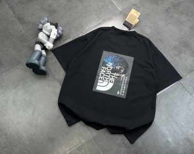 潮牌北面官网同款同步短袖！胸前Logo点缀胸前，简约又不失时尚感，一眼就狠狠拿捏住了！正肩版型对各种身材都很友好，穿起来整个人显得挺拔又精神，瞬间男友力拉满上