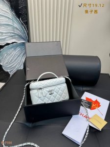 配折叠盒 香奈儿Chanel 25C 鱼子酱手柄盒子包拿在手上手感很轻巧 又轻盈又耐磨、谁不爱呢心 最棒的是链条可拆卸！可直接当手提包心～上身斜挎也完全不显臃肿