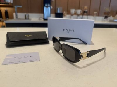 上新！ ，配专柜包装盒！Celine 塞琳太阳镜墨镜，赛琳凯旋门标情侣款墨镜。墨镜实物质感超级好，经典的凯旋门金色Logo，黑金配色复古又时髦，亚洲版的特别之处