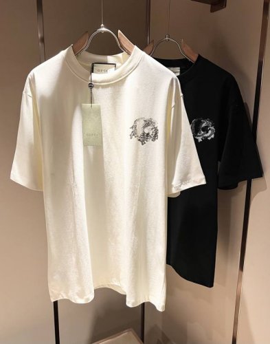 gucc*古家 2025春夏新款男女同情侣款休闲宽松棉质圆领短袖T恤衫！贸易公司渠道稀出，同步官网发售 ！ 2025春夏最新系列，经典时尚设计元素，为全新系列注