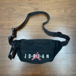 Air Jordan Aj乔丹飞人印花Logo运动腰包 多功能跑步斜挎包单肩包 帆布材质，肩带可调节。超大容量 装零钱手机化妆品等日常生活所需 超级百搭。潮人必