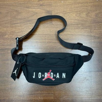 Air Jordan Aj乔丹飞人印花Logo运动腰包 多功能跑步斜挎包单肩包 帆布材质，肩带可调节。超大容量 装零钱手机化妆品等日常生活所需 超级百搭。潮人必