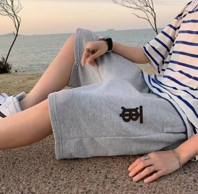 burberry 巴宝莉印花夏季最新款基础五分休闲短裤 采用重磅华棉面料，触感柔和、垂感强，穿着体验感好 4-5级水洗色牢度不易褪色 面料采用水洗印染工艺 水洗