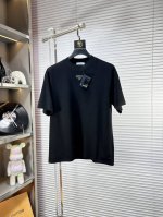 prad*普拉达 Ss25春夏新款短袖，顶级图案Logo，帅气时尚，简约百搭款。面料棉 不仅挺括，保持潮流的廓形，又穿着舒适，纱织更细腻 M码数：S-Xxl