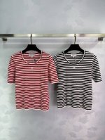 25夏季Chane*新款 亲肤透气舒适绢丝棉，花边圆领小菱格立体浮雕针法，弹力条纹双C章仔短袖 高级通勤时尚百搭红色 黑色2色 尺码Sml 现货供应T226B