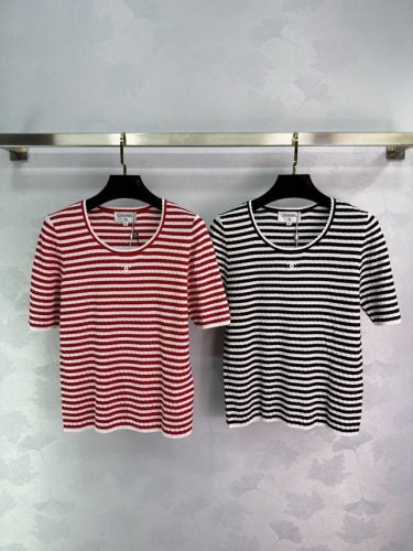 25夏季Chane*新款 亲肤透气舒适绢丝棉，花边圆领小菱格立体浮雕针法，弹力条纹双C章仔短袖 高级通勤时尚百搭红色 黑色2色 尺码Sml 现货供应T226B