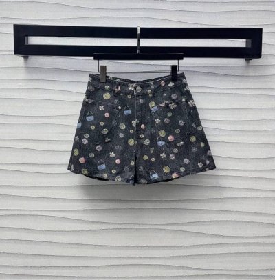 Chane*2025新品上架 彩色印花牛仔短裤 定制Yb进口斜纹棉牛仔材质 挺括舒适有型 多重酵素水洗工艺处理 高腰系扣对称口袋版型设计 增添造型层次感 通体满