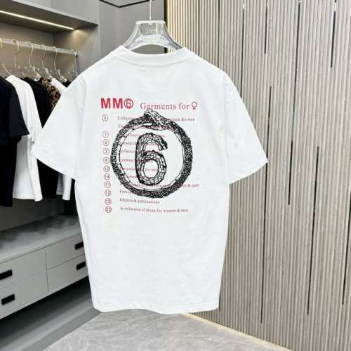 Mm6 玛吉拉 25Fw春夏新款圆领T恤 采用重磅320G双纱精梳棉材质 上身立体感强 采用网点印花工艺厚版立体工艺 洗涤方式：面料仅限干洗或洗衣袋包裹反面冷水