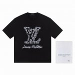 一首批.散单+10 Louis Vuitto*2025最新款短袖T恤 材质:采用高版本300G双纱精梳棉 尺寸:S M L Xl 颜色:黑白 款号:W2633