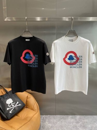 蒙家 Moncler T恤经典，胸前红蓝配色的大Logo和重复的品牌字母，设计感满满，个性又醒目 宽松版型S-Xxxl 隔天