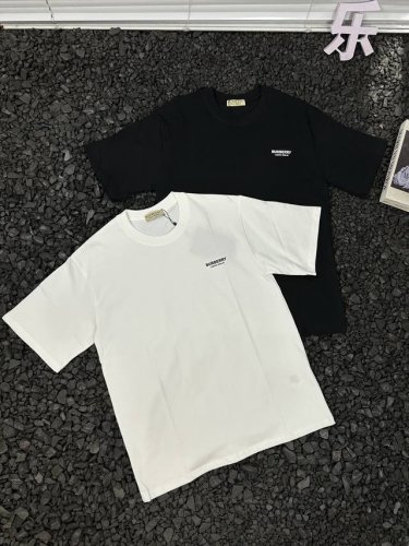 巴宝莉Burberry胸口户外运动休闲印花Logo套头重磅圆领山系情侣款吸汗透气短袖T恤 男女同款 衣身胸口处，标志性的巴宝莉Logo与户外运动元素印花巧妙结合