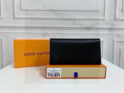 Lv 水波纹长款折叠钱夹 由Monogram Eclipse 帆布裁制而成 这款钱夹毋庸置疑是绝对的经典，用十年都不会过时 时尚而实用，存放携带信用卡与现金的理