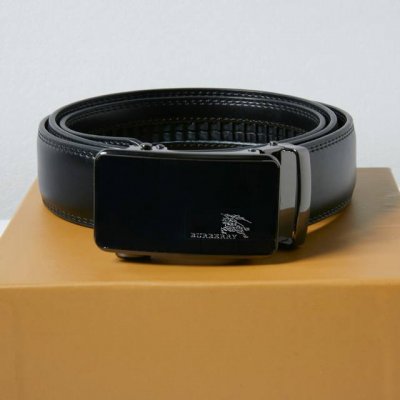 原单巴宝莉Burberry反光亮面自动平滑扣高品质皮带 话不多说 直接看实拍图 真的超有质感 好东西不是靠嘴说的哈 巴宝莉独特的气场 标准的方框造型设计 真的是