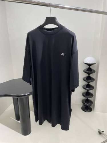 新品Activewear弹力运动短袖T桖 定制高密度网纹弹力尼龙面料 正面饰以Activewear标识印花 夜光雷射效果 廓形设计 速干透气 功能性单品 男女同