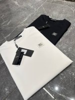 杜嘉班纳 25Ss新款圆领T恤基础款推荐！采用品牌皮标立体呈现.精致高级感满满～采用定制240G纯棉面料，上身后的轻盈感很强，丝滑亲肤柔软的质地具备出色的透气性
