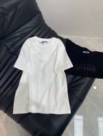 prad*25限定系列新品刺绣Logo短袖T恤 精致常规版型上身巨显瘦！ 定制最新乱针刺绣 低调奢华！ 时髦精必备单品解锁所有穿搭！ 认准我家品质！经典单品时髦
