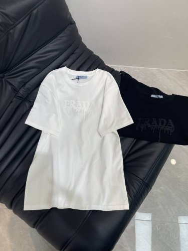 prad*25限定系列新品刺绣Logo短袖T恤 精致常规版型上身巨显瘦！ 定制最新乱针刺绣 低调奢华！ 时髦精必备单品解锁所有穿搭！ 认准我家品质！经典单品时髦