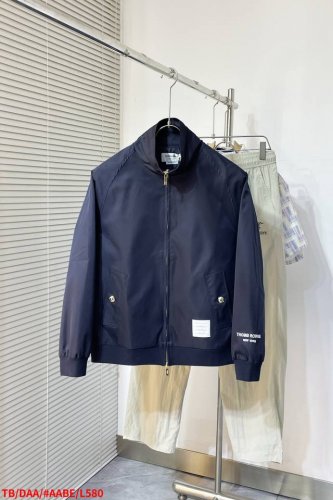 L580 Tb汤姆布朗 新款防裂棒球领飞行夹克 防撕裂斜纹质感层搭设计经典四条纹标签罗纹直领正面饰有双向拉链弹性袖口长袖两个前置搭扣双嵌线袋平直抽绳下摆 侧边口