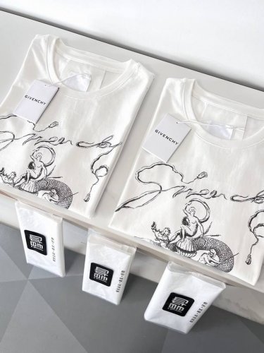 高版本操作 Givenchy 纪梵希 2025Ss蛇年限定春夏新款，高品质，尺码Xs~L 大致同平常M～2Xl 男女同款，都可驾驭。文尾有尺码参考，不用刻意号。