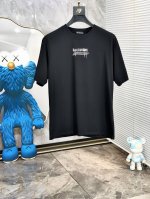 巴黎世家。穿200斤。宽松版 顶级货品2025春夏新款首发专柜最新款短袖圆领T恤 高端订制 设计前卫时尚！品牌Logo重工艺设计 高端定制天丝面料.手感柔软.穿