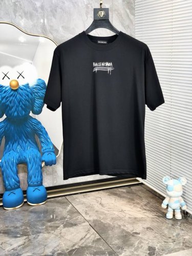 巴黎世家。穿200斤。宽松版 顶级货品2025春夏新款首发专柜最新款短袖圆领T恤 高端订制 设计前卫时尚！品牌Logo重工艺设计 高端定制天丝面料.手感柔软.穿