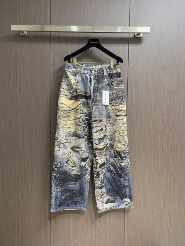 Acne Studios 3D破洞磨毛牛仔裤，采用磨毛无弹面料，才能出得来3D的效果，难点是前前后后修正了八次印花细节，六次调色，再由激光烧花定位裁剪，整体走线