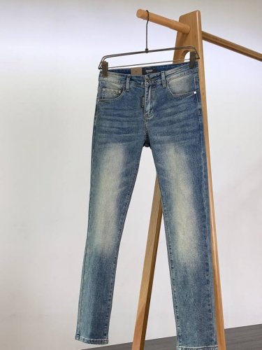 gucci 古驰 2025Ss春夏新品 爆款重工洗水牛仔裤 定制面料和一般牛仔布料比起来 更加柔软舒适 双工艺洗水整条裤子 手感舒适 细腻程度与透气效果堪称顶级