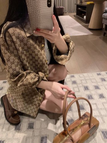 上新 Gucc* 古驰 提花下摆烫钻宽松显瘦衬衣外套～～ 颜色：卡其 尺码：Sml 见尾图