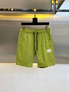 Dg杜嘉、25S春夏款最新彩色沙滩裤贴布绣Logo短裤，采用客供高档定制防风防水聚酯纤维面料，这样的面料微弹柔软舒适更垂顺，腰部抽绳设计随意调节大小，原厂五金辅