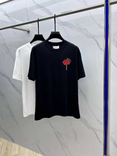 Gucci*古驰 2025春夏新款首发专柜最新款短袖圆领T恤 高端订制 设计前卫时尚！品牌Logo重工艺设计 高端定制丝光长绒棉面料.手感柔软.穿着舒适.专柜级