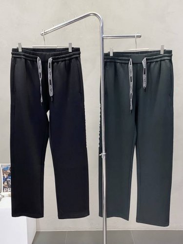 balenciga巴黎世家独家专供新款休闲裤 高端版本！专柜定制面料 透气舒适度高，细节无可挑剔，品牌元素设计理念，体现高品质。手感细腻柔软！呈现休闲裁剪，上身