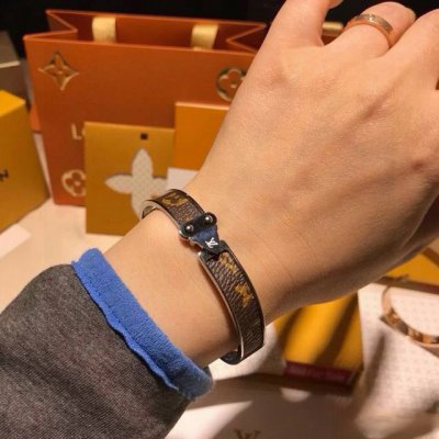 Lv 路易威登皮手镯 经典的老花Logo花纹 采用进口316L精钢真空炉内电镀 正品购入打版 高精度刻字 1：1 还原原版 采用进口皮质这种光泽度相当漂亮，质感