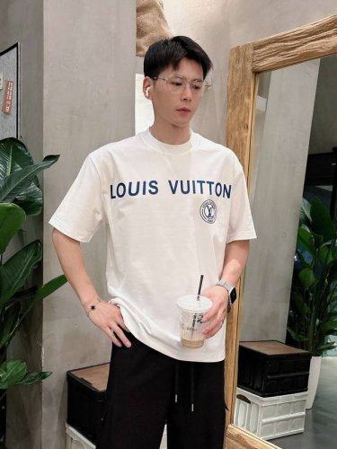 lv 2025春夏新款首发专柜最新款短袖圆领T恤 高端订制 设计前卫时尚！品牌Logo重工艺设计 高端定制丝光云朵棉面料.手感柔软.穿着舒适.专柜级别精致车线.
