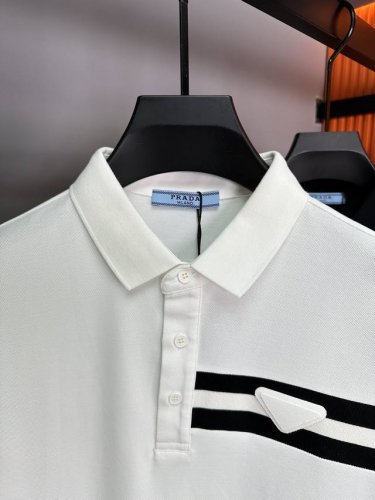 普拉达 2025Ss夏季新款字母Logo男士翻领polo衫 经典商务男款 客供定织100%网眼珠地棉布精心制成 面料表面排列均匀整齐的网眼纹理 透气性和散热排汗