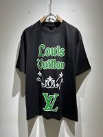 Louisvuitt*路易*登 2025春夏全新系列单品上线，非常时髦前卫的一款男女同款短袖T恤，标识Logo图案印花修饰！区别于以往的不同，宣示品牌传承多年的