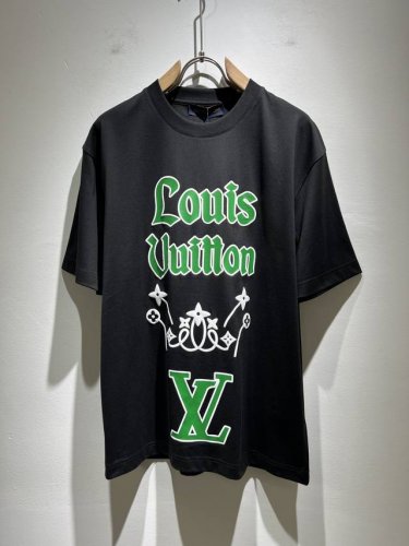Louisvuitt*路易*登 2025春夏全新系列单品上线，非常时髦前卫的一款男女同款短袖T恤，标识Logo图案印花修饰！区别于以往的不同，宣示品牌传承多年的
