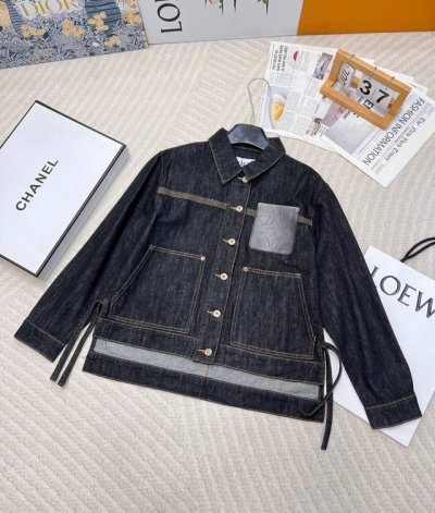 2025Ss Loewe早春新款皮标牛仔外套，全棉牛仔酵素洗水 面料很柔软 皮标设计复古时髦 超级显瘦显高减龄 小个子也轻松驾驭～上身超级遮肉显瘦，超拉腿部比例